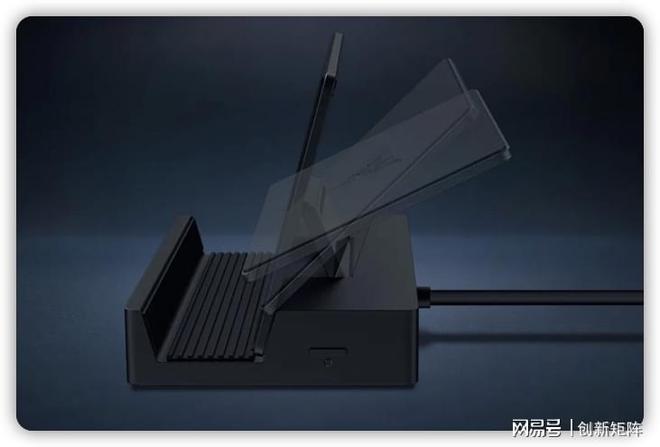 展坞 带可调支架和RGB灯效m6米乐app雷蛇推出掌机扩